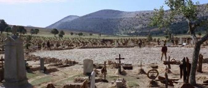 FOTOLee Van Cleef, Clint Eastwood and Eli Wallach in the final scene in the Sad Hill Cemetery (trielo)