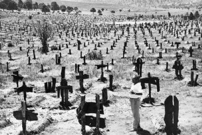 FOTOSergio Leone during filming in Sad Hill