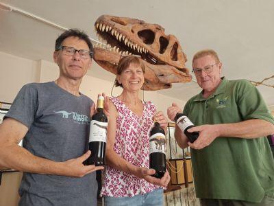 FOTO:Ada Marcos, alcaldesa de Salas de los Infantes y presidenta de la Fundación Dinosaurios CyL, acompañada de Fidel Torcida, investigador y gerente de la Fundación (izq.) y Gabriel García, gerente de Bodegas Astil. FOTOAda Marcos, alcaldesa de Salas de los Infantes y presidenta de la Fundación Dinosaurios CyL, acompañada de Fidel Torcida, investigador y gerente de la Fundación (izq.) y Gabriel García, gerente de Bodegas Astil.