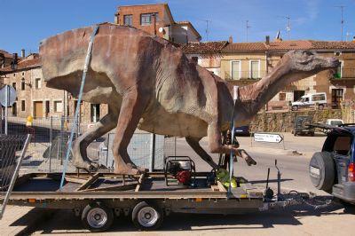 FOTOEl iguanodon de siete metros fue levantado ayer con una gra de su emplazamiento original. 