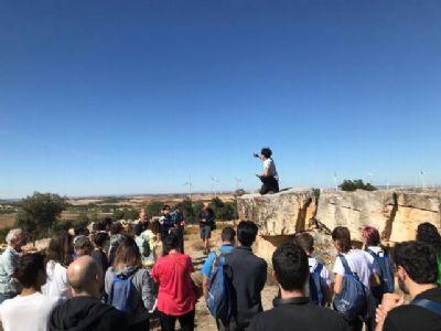 FOTO:Pedro Huerta explica desde el exterior de la cantera de Hontoria. C.A.S. FOTOPedro Huerta explica desde el exterior de la cantera de Hontoria. C.A.S.